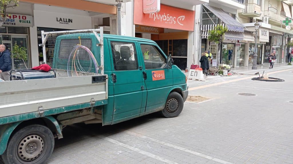 ΠΑΤΡΑ: ΑΠΙΣΤΕΥΤΟ ΣΚΗΝΚΟ ΣΤΗ ΜΑΙΖΩΝΟΣ! Τελείωσαν τα έργα στον πεζόδρομο… και άλλη εταιρεία… έσκαβε τα πεζοδρόμια! ΦΩΤΟ