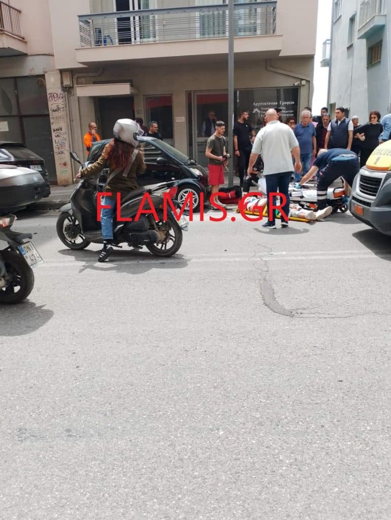 ΠΑΤΡΑ - ΤΩΡΑ: Μηχανή με δύο άτομα συγκρούστηκε με ΙΧ και έπεσε πάνω σε σταθμευμένο - ΦΩΤΟ ΣΟΚ ΠΑΤΡΑ - ΤΩΡΑ: Μηχανή με δύο άτομα συγκρούστηκε με ΙΧ και έπεσε πάνω σε σταθμευμένο - ΦΩΤΟ ΣΟΚ
