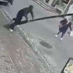 Πολωνία: Περαστικός ακούμπησε σε κολόνα... και αυτή έπεσε πάνω σε γυναίκα (βίντεο)