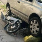 Αυτοκίνητο συνέθλιψε μηχανάκι μετά από σύγκρουση με άλλο όχημα (εικόνες)