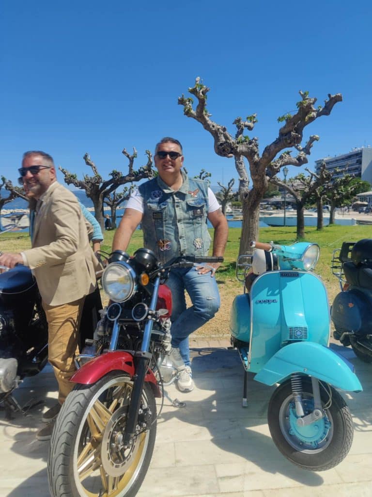 ΔΕΙΤΕ ΦΩΤΟ: Φόρεσαν παπιγιόν και τραγιάσκες και έκαναν βόλτα στην Πάτρα για καλό σκοπό