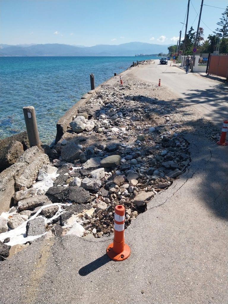 ΔΕΙΤΕ ΦΩΤΟ: Δρόμοι παγίδες στην παραλιακή του Ρίου