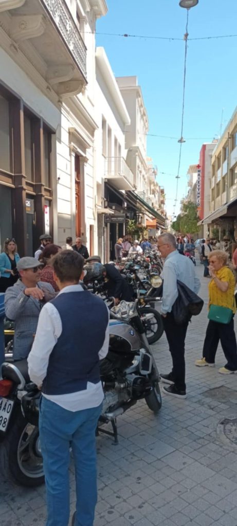 ΔΕΙΤΕ ΦΩΤΟ: Φόρεσαν παπιγιόν και τραγιάσκες και έκαναν βόλτα στην Πάτρα για καλό σκοπό