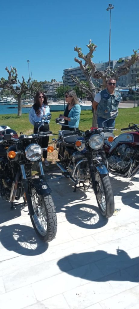 ΔΕΙΤΕ ΦΩΤΟ: Φόρεσαν παπιγιόν και τραγιάσκες και έκαναν βόλτα στην Πάτρα για καλό σκοπό