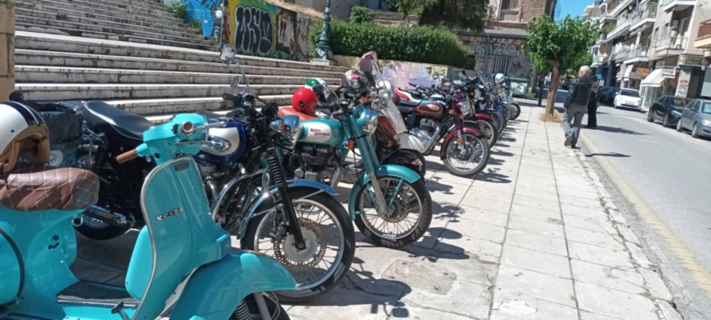 ΔΕΙΤΕ ΦΩΤΟ: Φόρεσαν παπιγιόν και τραγιάσκες και έκαναν βόλτα στην Πάτρα για καλό σκοπό