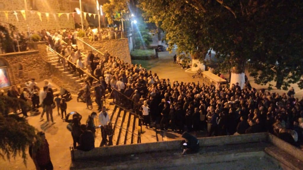 ΔΕΙΤΕ ΦΩΤΟ: Τεράστιες ουρές για προσκύνημα στον Αγιο Νικόλαο Σπάτα
