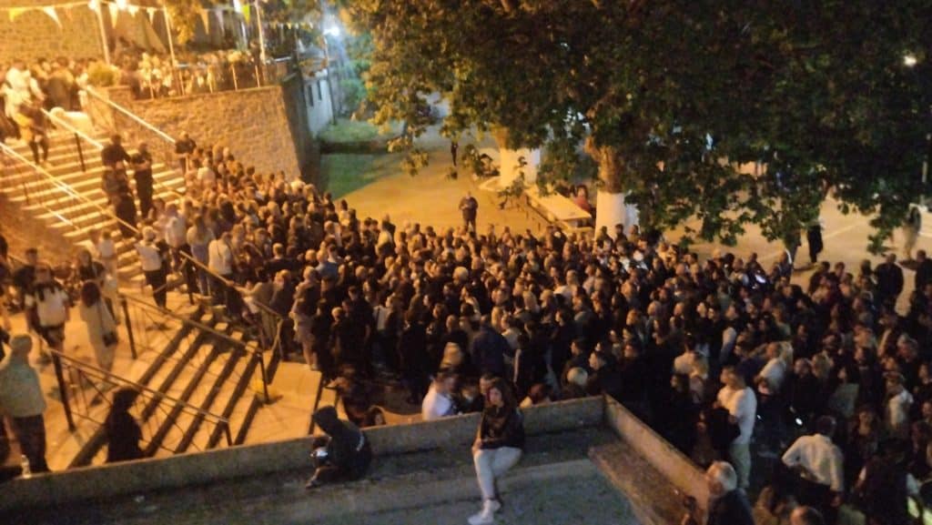ΔΕΙΤΕ ΦΩΤΟ: Τεράστιες ουρές για προσκύνημα στον Αγιο Νικόλαο Σπάτα