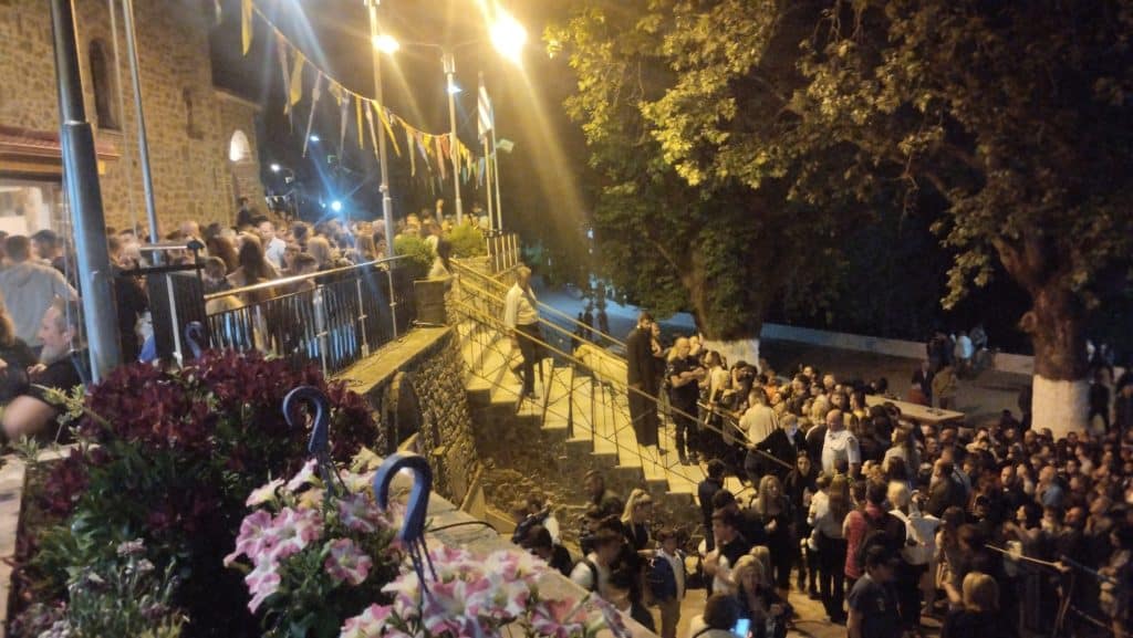 ΔΕΙΤΕ ΦΩΤΟ: Τεράστιες ουρές για προσκύνημα στον Αγιο Νικόλαο Σπάτα