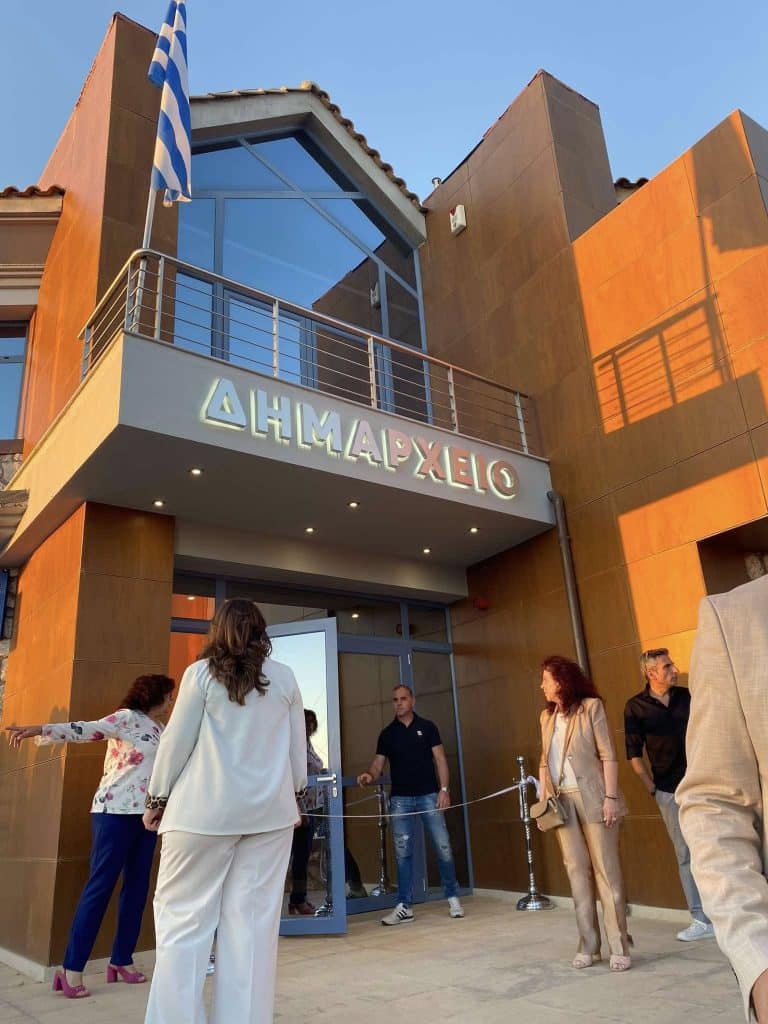 ΦΩΤΟ - ΒΙΝΤΕΟ: ΕΓΚΑΙΝΙΑΣΤΗΚΕ ΤΟ ΝΕΟ ΔΗΜΑΡΧΕΙΟ ΕΡΥΜΑΝΘΟΥ: Χρηµατοδότηση 1,5 εκατ. ευρώ για έργα οδοποιίας ανακοίνωσε ο υπουργός Εσωτερικών