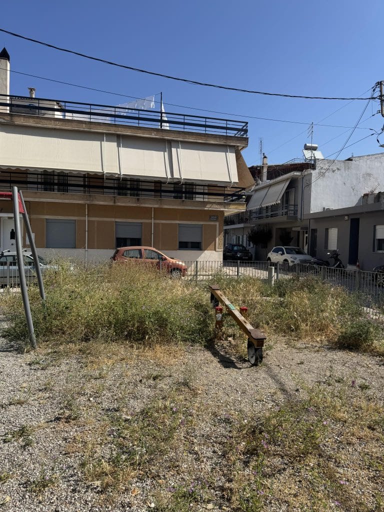 ΠΑΤΡΑ: Πλατεία - ζούγκλα στο Ψαροφάϊ - Επικίνδυνη και η παιδική χαρά - ΦΩΤΟ