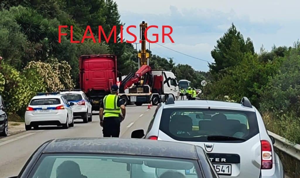 ΔΥΤΙΚΗ ΕΛΛΑΔΑ: "Ξάπλωσε" νταλίκα στην Εθνική - ΦΩΤΟ