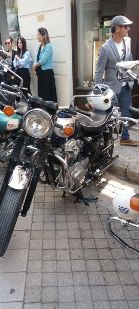 ΔΕΙΤΕ ΦΩΤΟ: Φόρεσαν παπιγιόν και τραγιάσκες και έκαναν βόλτα στην Πάτρα για καλό σκοπό
