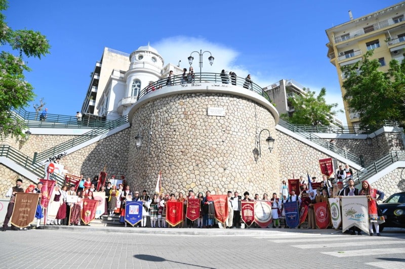 ΔΕΙΤΕ ΔΕΚΑΔΕΣ ΝΕΕΣ ΦΩΤΟ: Το αδιαχώρητο χθες στα Ψηλαλώνια και Ομόνοια για τα λουλούδια