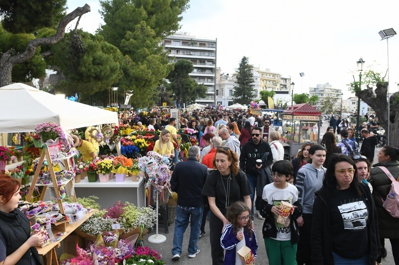 ΔΕΙΤΕ ΔΕΚΑΔΕΣ ΝΕΕΣ ΦΩΤΟ: Το αδιαχώρητο χθες στα Ψηλαλώνια και Ομόνοια για τα λουλούδια