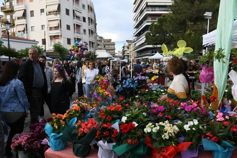 ΔΕΙΤΕ ΔΕΚΑΔΕΣ ΝΕΕΣ ΦΩΤΟ: Το αδιαχώρητο χθες στα Ψηλαλώνια και Ομόνοια για τα λουλούδια