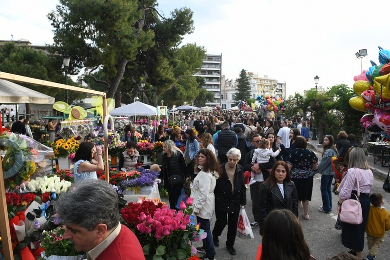 ΔΕΙΤΕ ΔΕΚΑΔΕΣ ΝΕΕΣ ΦΩΤΟ: Το αδιαχώρητο χθες στα Ψηλαλώνια και Ομόνοια για τα λουλούδια