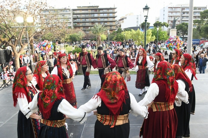 ΔΕΙΤΕ ΔΕΚΑΔΕΣ ΝΕΕΣ ΦΩΤΟ: Το αδιαχώρητο χθες στα Ψηλαλώνια και Ομόνοια για τα λουλούδια