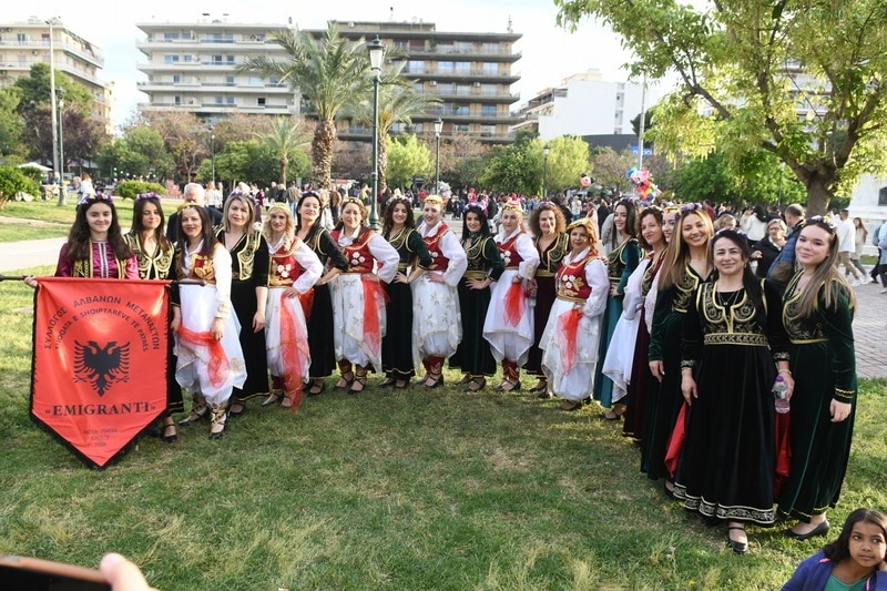 ΔΕΙΤΕ ΔΕΚΑΔΕΣ ΝΕΕΣ ΦΩΤΟ: Το αδιαχώρητο χθες στα Ψηλαλώνια και Ομόνοια για τα λουλούδια