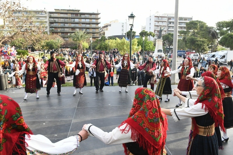ΔΕΙΤΕ ΔΕΚΑΔΕΣ ΝΕΕΣ ΦΩΤΟ: Το αδιαχώρητο χθες στα Ψηλαλώνια και Ομόνοια για τα λουλούδια