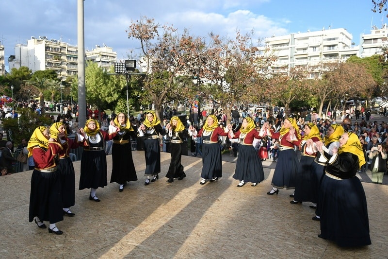 ΔΕΙΤΕ ΔΕΚΑΔΕΣ ΝΕΕΣ ΦΩΤΟ: Το αδιαχώρητο χθες στα Ψηλαλώνια και Ομόνοια για τα λουλούδια