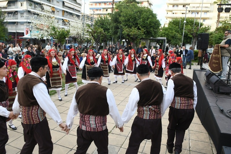 ΔΕΙΤΕ ΔΕΚΑΔΕΣ ΝΕΕΣ ΦΩΤΟ: Το αδιαχώρητο χθες στα Ψηλαλώνια και Ομόνοια για τα λουλούδια