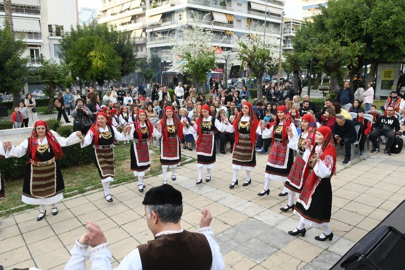 ΔΕΙΤΕ ΔΕΚΑΔΕΣ ΝΕΕΣ ΦΩΤΟ: Το αδιαχώρητο χθες στα Ψηλαλώνια και Ομόνοια για τα λουλούδια
