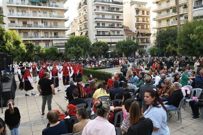 ΔΕΙΤΕ ΔΕΚΑΔΕΣ ΝΕΕΣ ΦΩΤΟ: Το αδιαχώρητο χθες στα Ψηλαλώνια και Ομόνοια για τα λουλούδια