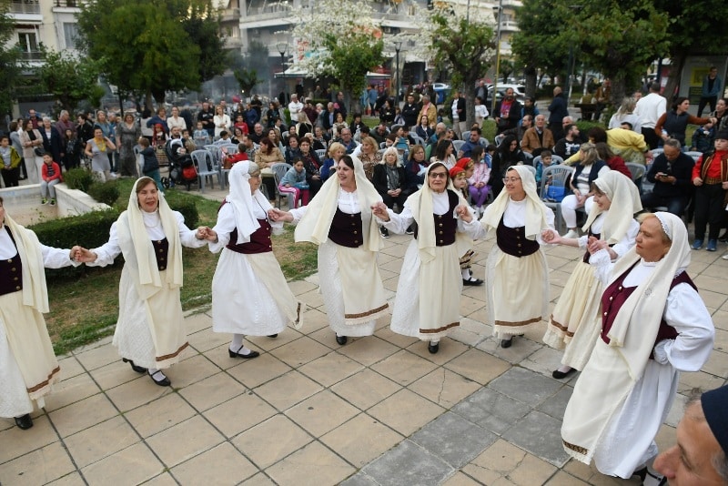ΔΕΙΤΕ ΔΕΚΑΔΕΣ ΝΕΕΣ ΦΩΤΟ: Το αδιαχώρητο χθες στα Ψηλαλώνια και Ομόνοια για τα λουλούδια