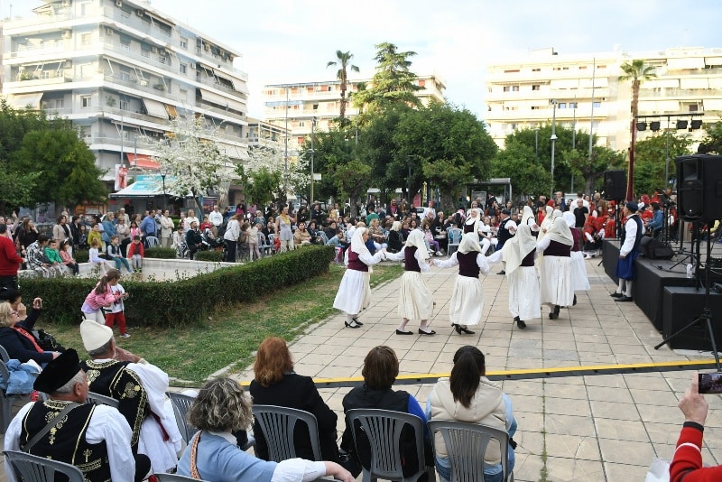ΔΕΙΤΕ ΔΕΚΑΔΕΣ ΝΕΕΣ ΦΩΤΟ: Το αδιαχώρητο χθες στα Ψηλαλώνια και Ομόνοια για τα λουλούδια