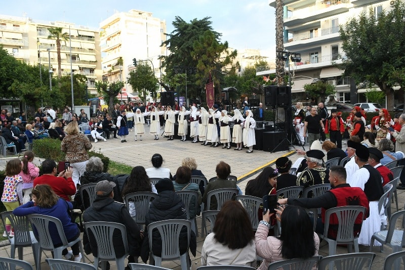 ΔΕΙΤΕ ΔΕΚΑΔΕΣ ΝΕΕΣ ΦΩΤΟ: Το αδιαχώρητο χθες στα Ψηλαλώνια και Ομόνοια για τα λουλούδια