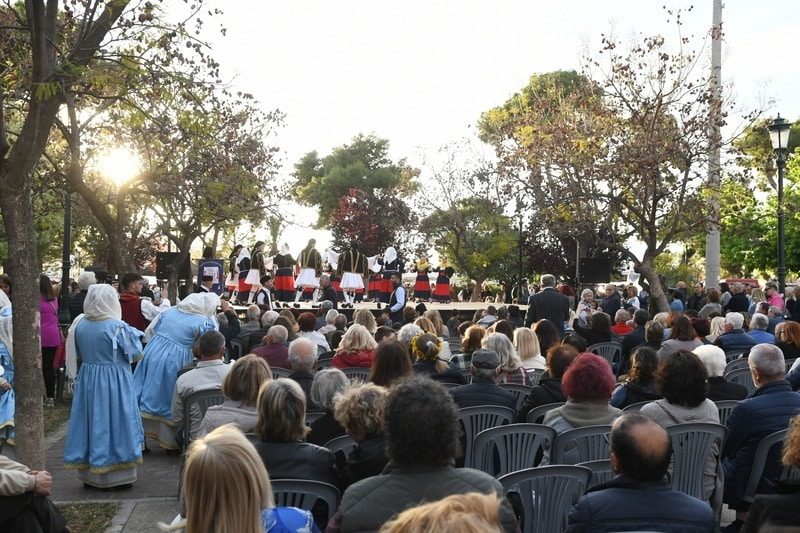 ΔΕΙΤΕ ΔΕΚΑΔΕΣ ΝΕΕΣ ΦΩΤΟ: Το αδιαχώρητο χθες στα Ψηλαλώνια και Ομόνοια για τα λουλούδια
