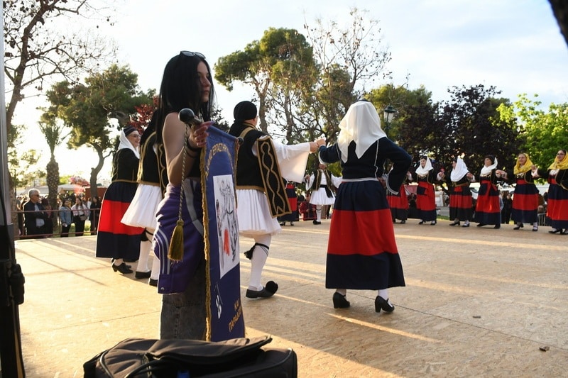 ΔΕΙΤΕ ΔΕΚΑΔΕΣ ΝΕΕΣ ΦΩΤΟ: Το αδιαχώρητο χθες στα Ψηλαλώνια και Ομόνοια για τα λουλούδια