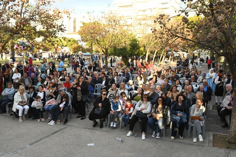 ΔΕΙΤΕ ΔΕΚΑΔΕΣ ΝΕΕΣ ΦΩΤΟ: Το αδιαχώρητο χθες στα Ψηλαλώνια και Ομόνοια για τα λουλούδια