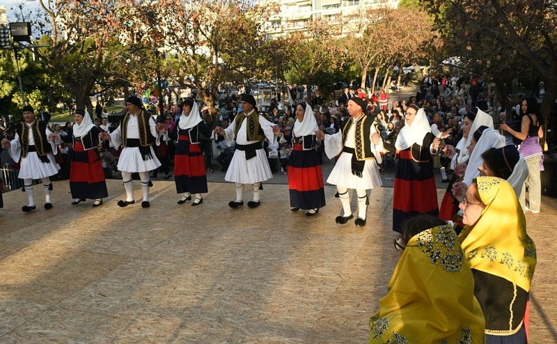 ΔΕΙΤΕ ΔΕΚΑΔΕΣ ΝΕΕΣ ΦΩΤΟ: Το αδιαχώρητο χθες στα Ψηλαλώνια και Ομόνοια για τα λουλούδια