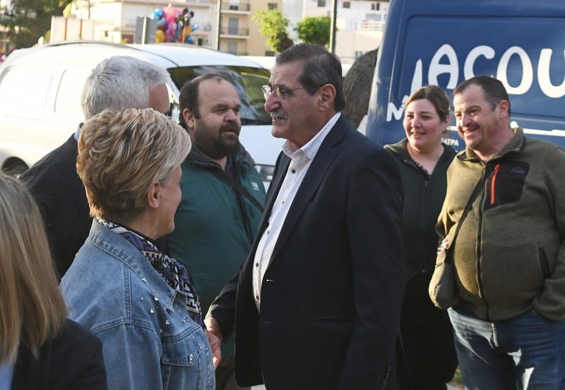 ΔΕΙΤΕ ΔΕΚΑΔΕΣ ΝΕΕΣ ΦΩΤΟ: Το αδιαχώρητο χθες στα Ψηλαλώνια και Ομόνοια για τα λουλούδια