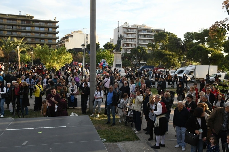 ΔΕΙΤΕ ΔΕΚΑΔΕΣ ΝΕΕΣ ΦΩΤΟ: Το αδιαχώρητο χθες στα Ψηλαλώνια και Ομόνοια για τα λουλούδια