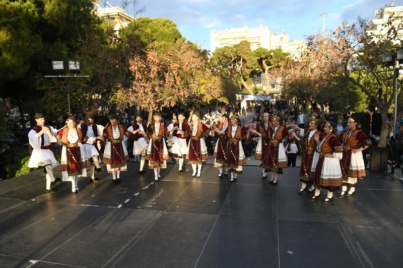 ΔΕΙΤΕ ΔΕΚΑΔΕΣ ΝΕΕΣ ΦΩΤΟ: Το αδιαχώρητο χθες στα Ψηλαλώνια και Ομόνοια για τα λουλούδια
