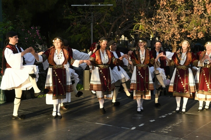ΔΕΙΤΕ ΔΕΚΑΔΕΣ ΝΕΕΣ ΦΩΤΟ: Το αδιαχώρητο χθες στα Ψηλαλώνια και Ομόνοια για τα λουλούδια