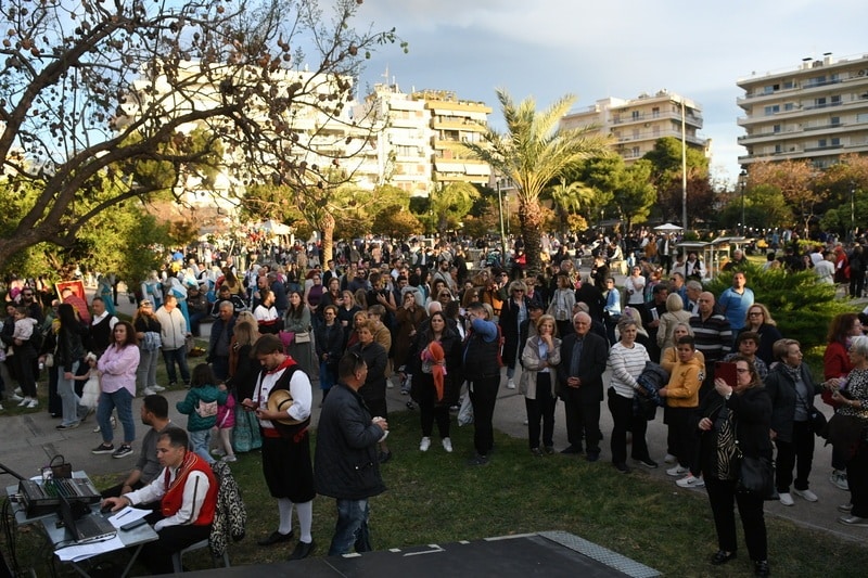ΔΕΙΤΕ ΔΕΚΑΔΕΣ ΝΕΕΣ ΦΩΤΟ: Το αδιαχώρητο χθες στα Ψηλαλώνια και Ομόνοια για τα λουλούδια