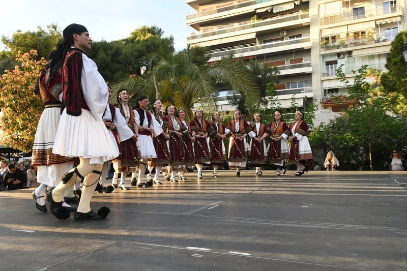 ΔΕΙΤΕ ΔΕΚΑΔΕΣ ΝΕΕΣ ΦΩΤΟ: Το αδιαχώρητο χθες στα Ψηλαλώνια και Ομόνοια για τα λουλούδια