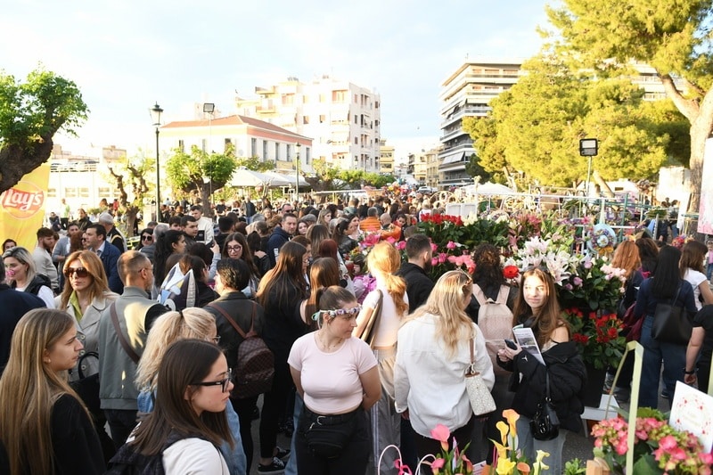 ΔΕΙΤΕ ΔΕΚΑΔΕΣ ΝΕΕΣ ΦΩΤΟ: Το αδιαχώρητο χθες στα Ψηλαλώνια και Ομόνοια για τα λουλούδια