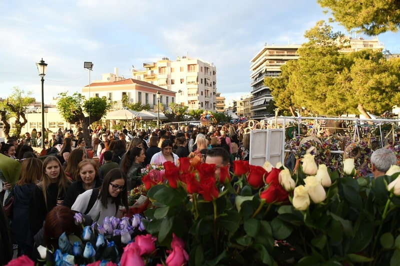 ΔΕΙΤΕ ΔΕΚΑΔΕΣ ΝΕΕΣ ΦΩΤΟ: Το αδιαχώρητο χθες στα Ψηλαλώνια και Ομόνοια για τα λουλούδια