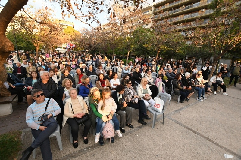 ΔΕΙΤΕ ΔΕΚΑΔΕΣ ΝΕΕΣ ΦΩΤΟ: Το αδιαχώρητο χθες στα Ψηλαλώνια και Ομόνοια για τα λουλούδια