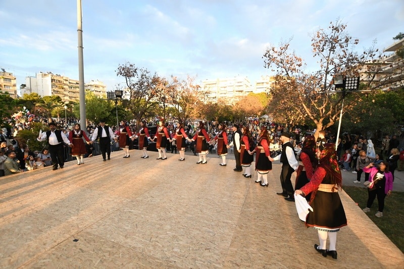 ΔΕΙΤΕ ΔΕΚΑΔΕΣ ΝΕΕΣ ΦΩΤΟ: Το αδιαχώρητο χθες στα Ψηλαλώνια και Ομόνοια για τα λουλούδια