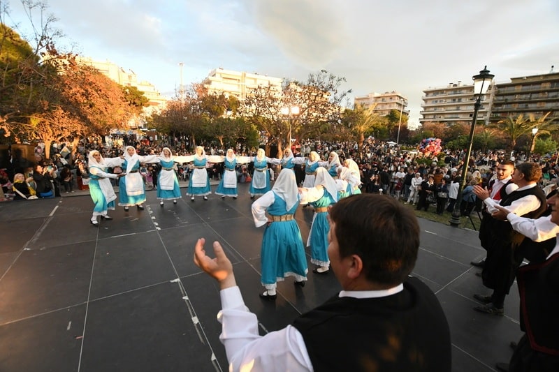 ΔΕΙΤΕ ΔΕΚΑΔΕΣ ΝΕΕΣ ΦΩΤΟ: Το αδιαχώρητο χθες στα Ψηλαλώνια και Ομόνοια για τα λουλούδια