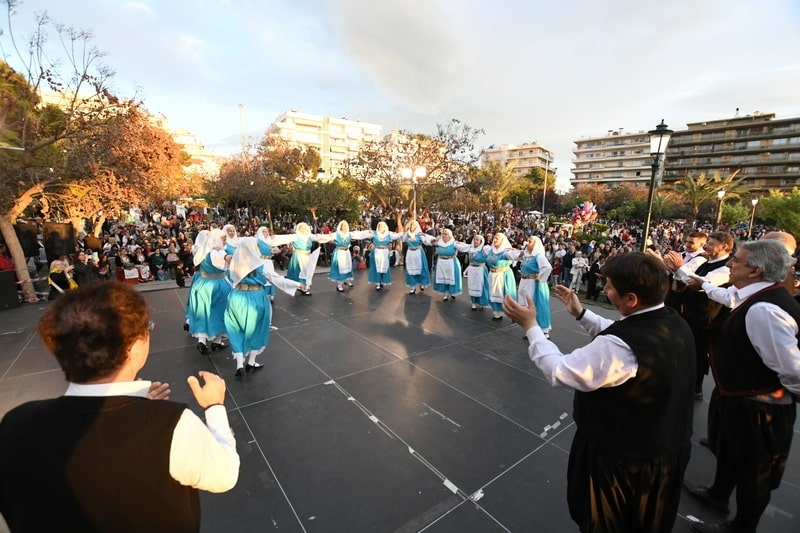 ΔΕΙΤΕ ΔΕΚΑΔΕΣ ΝΕΕΣ ΦΩΤΟ: Το αδιαχώρητο χθες στα Ψηλαλώνια και Ομόνοια για τα λουλούδια