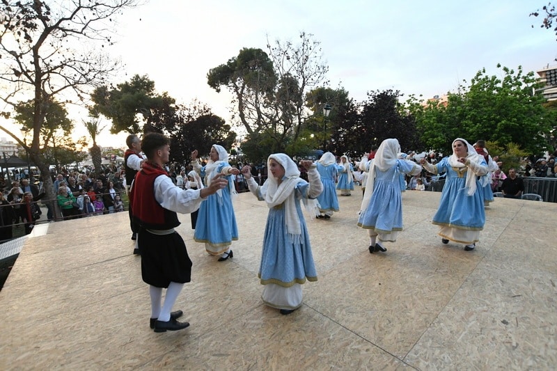 ΔΕΙΤΕ ΔΕΚΑΔΕΣ ΝΕΕΣ ΦΩΤΟ: Το αδιαχώρητο χθες στα Ψηλαλώνια και Ομόνοια για τα λουλούδια
