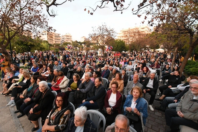 ΔΕΙΤΕ ΔΕΚΑΔΕΣ ΝΕΕΣ ΦΩΤΟ: Το αδιαχώρητο χθες στα Ψηλαλώνια και Ομόνοια για τα λουλούδια