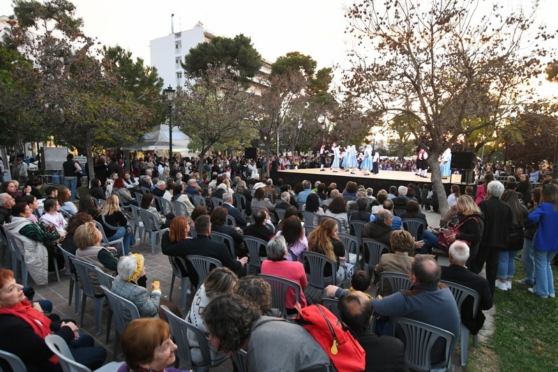 ΔΕΙΤΕ ΔΕΚΑΔΕΣ ΝΕΕΣ ΦΩΤΟ: Το αδιαχώρητο χθες στα Ψηλαλώνια και Ομόνοια για τα λουλούδια