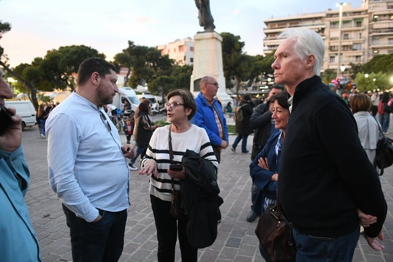 ΔΕΙΤΕ ΔΕΚΑΔΕΣ ΝΕΕΣ ΦΩΤΟ: Το αδιαχώρητο χθες στα Ψηλαλώνια και Ομόνοια για τα λουλούδια